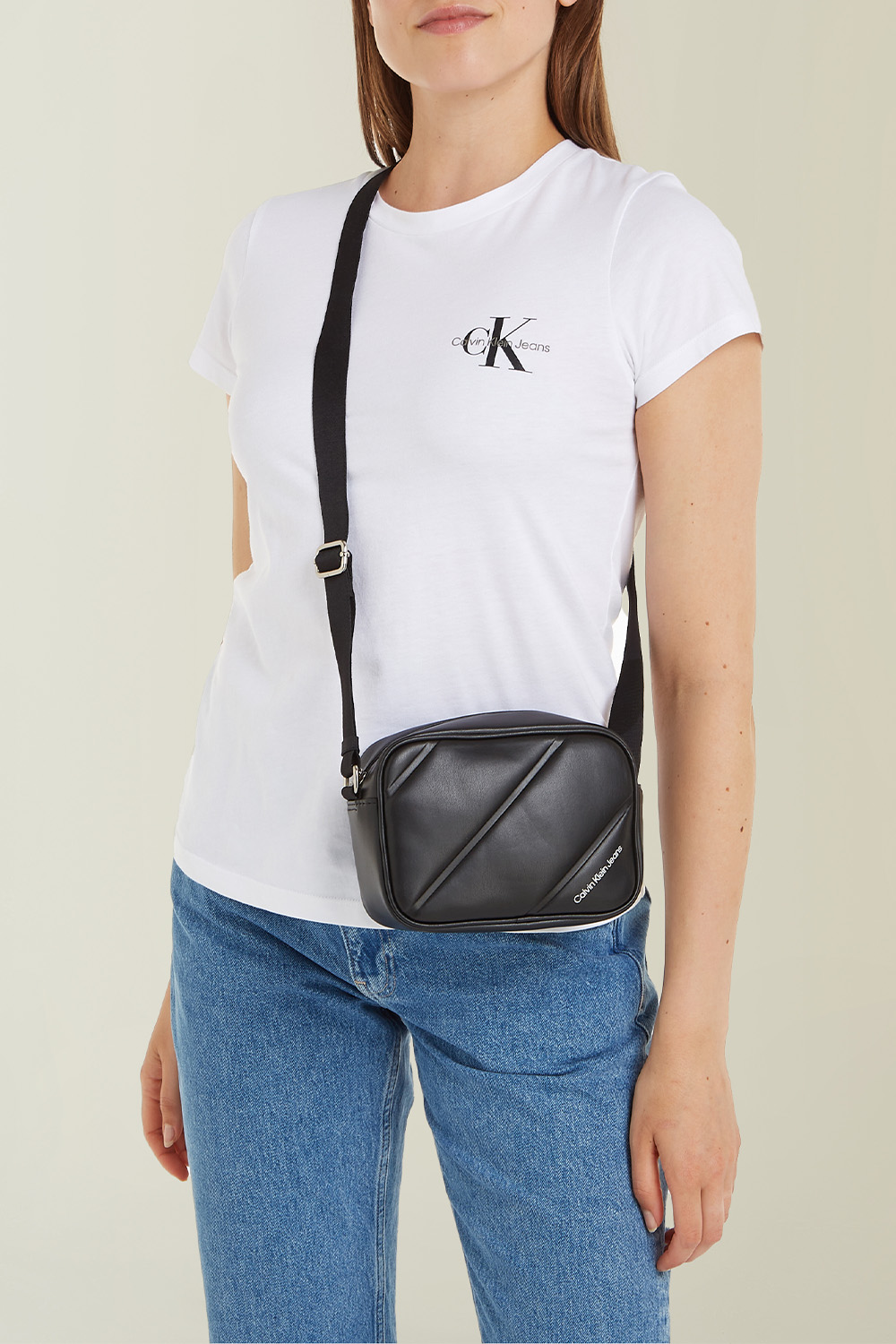 תמונת כל הלוק של תיק קאמרה CALVIN KLEIN